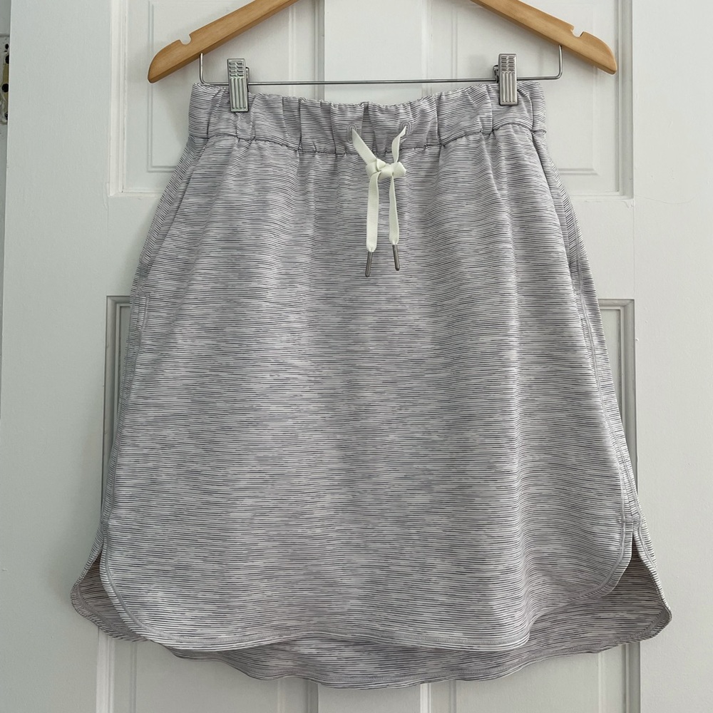NWOT lululemon size 8 gray/white stripe skirt